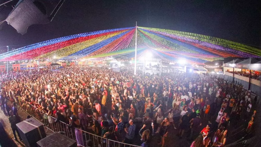 Com 10 atrações musicais, público lota o centro da cidade na abertura do Arraiá do Aconchego 