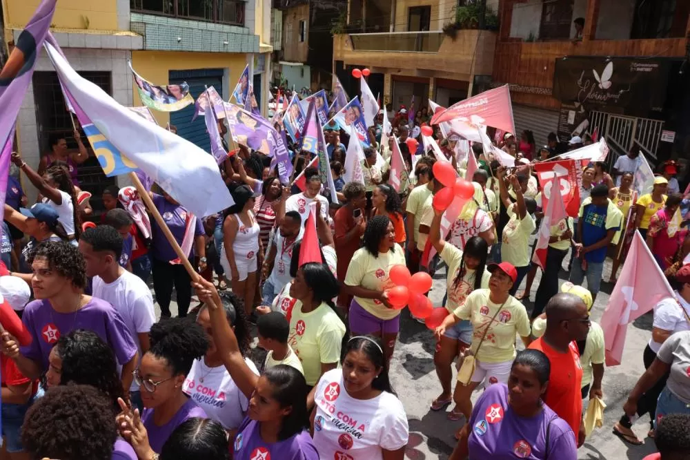 Multidão acompanha coligação ‘Candeias Pode Muito Mais’  em adesivaço pelas ruas do Santo Antônio, San Martin e Areia* 