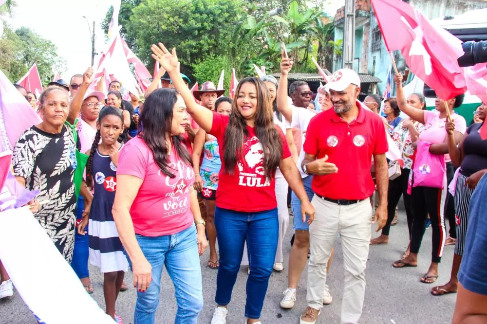 Marivalda e Tonha fazem  caminhada na Urbis I e condenan  violência contra mulher em Candeias* 