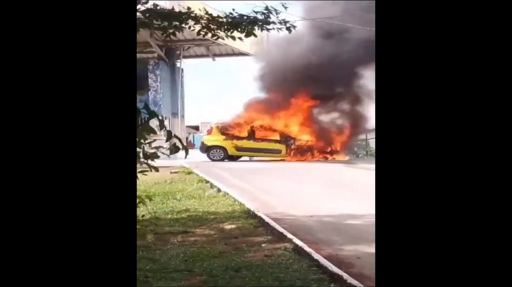 Carro pega fogo e é consumido pelas chamas em Madre de Deus