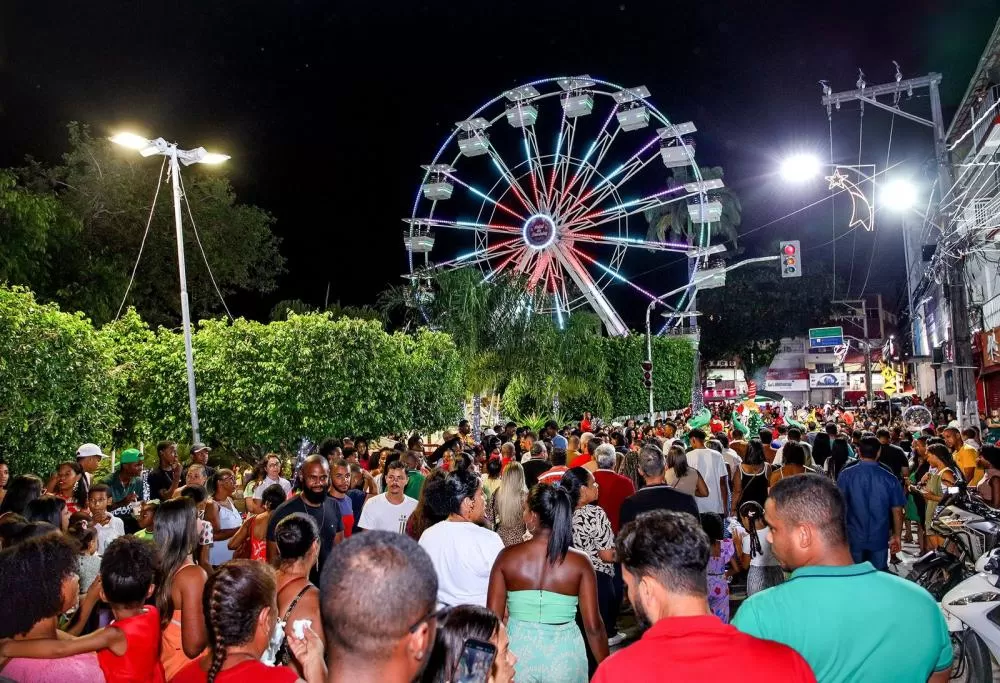 Com show de fogos e luzes, milhares de pessoas acompanham abertura do Natal de Candeias 