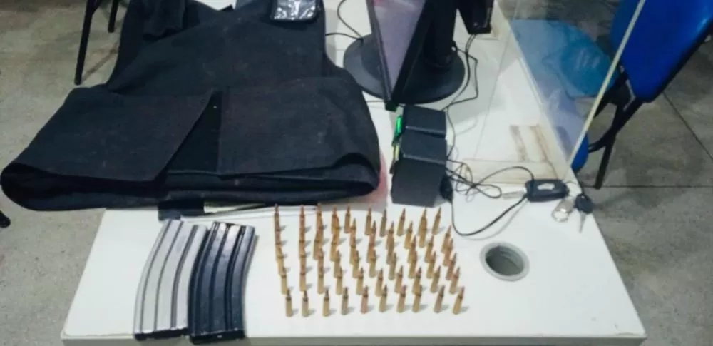 PM preende indivíduos com colete balístico, carregadores e munições de fuzil em São Sebastião do Passé