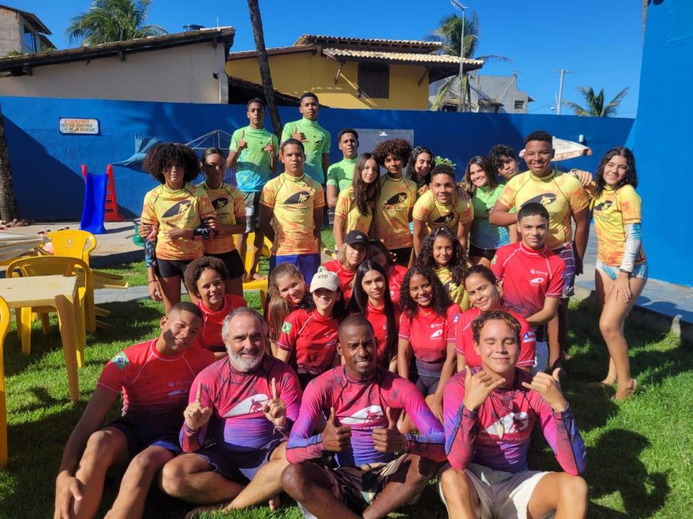 Projeto Surfista de Cristo em Lauro de Freitas: Transformando Vidas Além das Ondas 