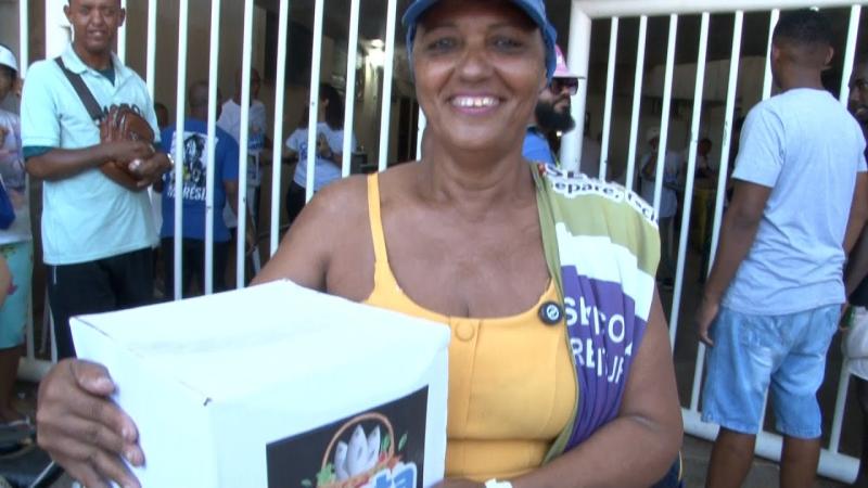 Prefeitura de Madre de Deus entrega mais de 40 toneladas de alimentos com a Cesta Santa